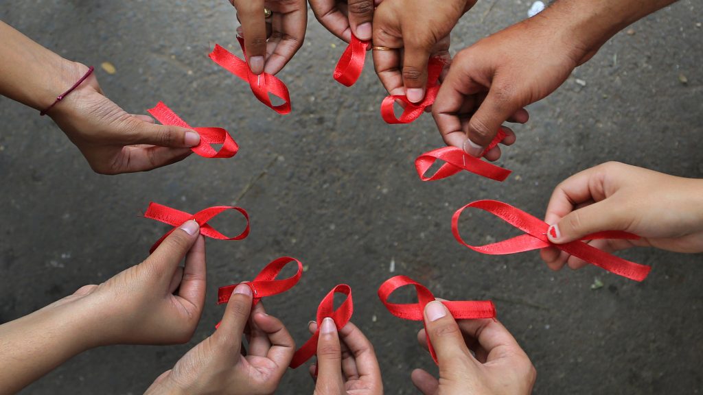 Lotta contro l'AIDS: conoscere, informare e difendere.