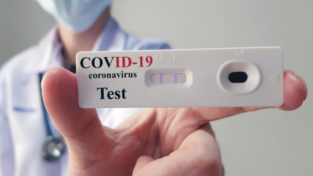 COVID-19: in E-R il tampone rapido in farmacia senza prescrizione.